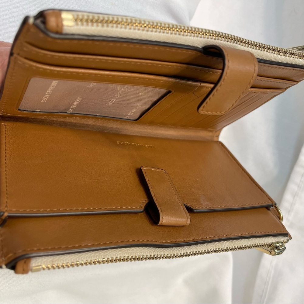 Michael Kors Double Zip Wallet with Cream Signature MK logo/print - Picture 6 of 10